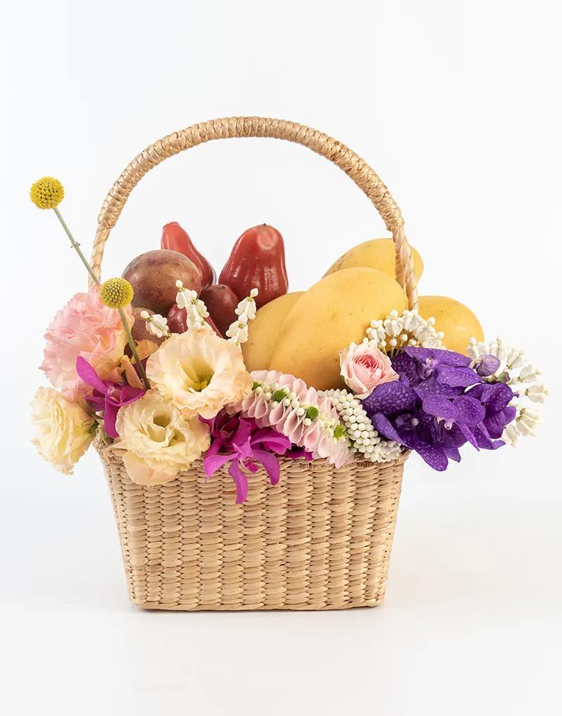 กระเช้าผลไม้รสหวานอมเปรี้ยว บรรจุชมพู่ เสาวรส และมะม่วงน้ำดอกไม้สีทอง
