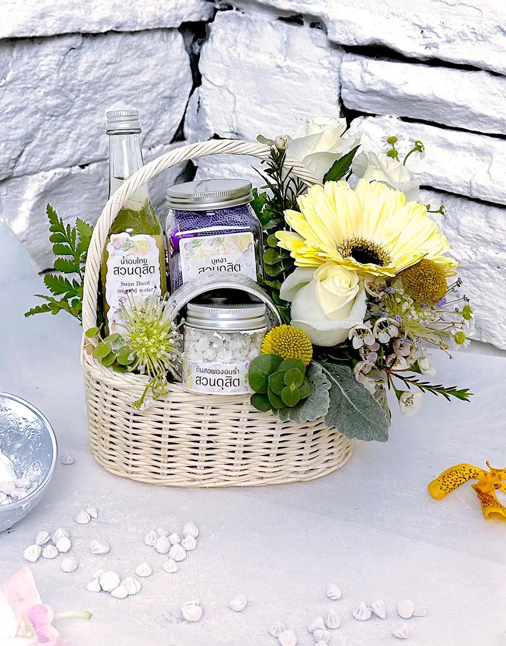 BS008 Fresh flower basket with Thai scented water set, adorned with cream-white flowers. Songkran gift.