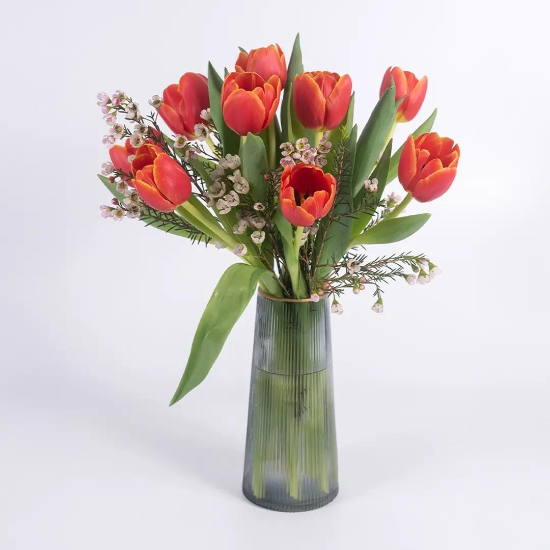 แจกันดอกทิวลิปสีแสด ขอบเหลือง ประกอบด้วยดอกทิวลิป 10 ดอก จัดในแจกันใสสีเทาทรงสูง ส่งฟรี กทม-นนทบุรี ใน 4 ชั่วโมง