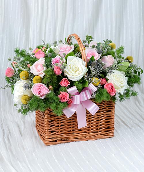 กระเช้าดอกไม้สด ประดับตกแต่งด้วยดอกกุหลาบกว่า 18 ดอก ลงในกระเช้าสีน้ำตาล