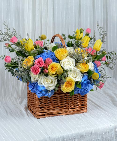 กระเช้าดอกไม้สุดคัลเลอร์ฟูล อัดแน่นด้วยดอกไม้กว่า 10 ชนิด บนตะกร้าไม้สุดพรีเมียม