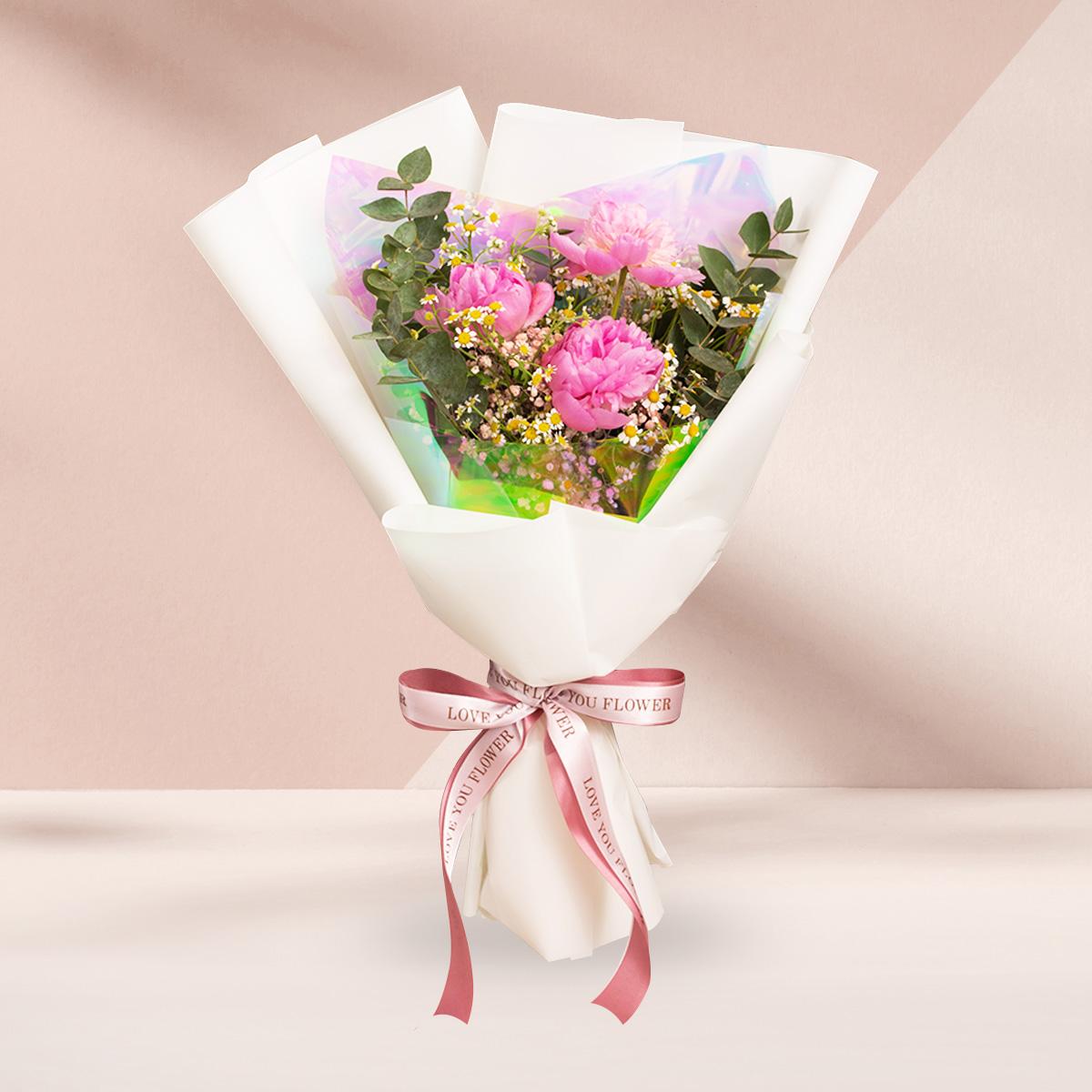Queena's love ช่อดอกไม้พีโอนีสีชมพู 3 ดอก  แซมด้วย ยูคาลิตัสใบรี ดอกเดซี่ และยิปโซบรัสสีชมพูอ่อน ห่อด้วยกระดาษสีขาว