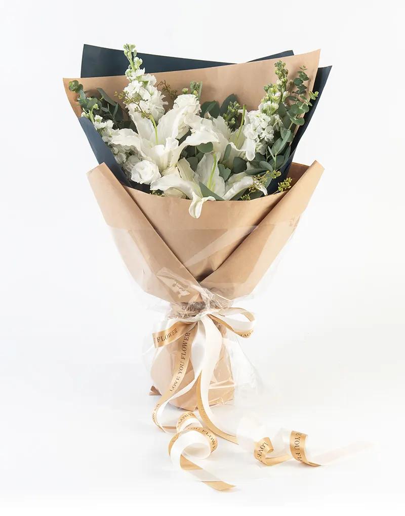 ช่อดอกไม้สดทรงสูงโทนสีขาว จัดด้วยดอกสต็อค ดอกลิลลี่ ดอกกุหลาบพวง แซมด้วยยูคาลิปตัสใบแบนและ ใบกลม
