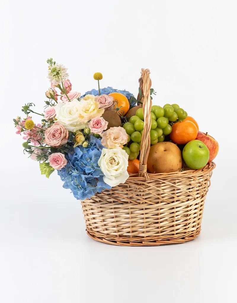 กระเช้าผลไม้ ตกแต่งด้วยดอกไม้สด บรรจุผลไม้หลายชนิด มีทั้งผลไม้นำเข้าและผลไม้ไทย รสชาติอร่อย