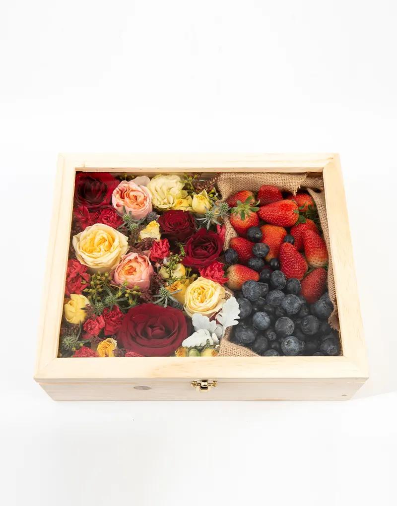 กล่องดอกไม้ กล่องผลไม้ บรรจุสตรอว์เบอร์รีและบลูเบอร์รีเต็มกล่อง ตกแต่งดอกไม้สด