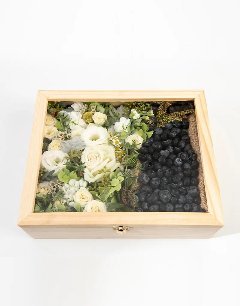 กล่องดอกไม้ กล่องผลไม้ บลูเบอร์รี่ ตกแต่งด้วยดอกไม้โทนสีขาวหลายชนิด