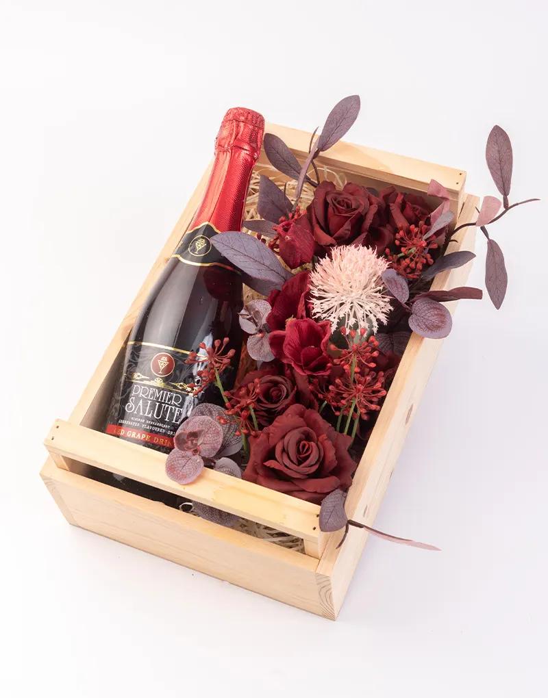 กระเช้าดอกไม้ Red Joyful ประกอบด้วยน้ำผลไม้และดอกกุหลาบสวยงาม
