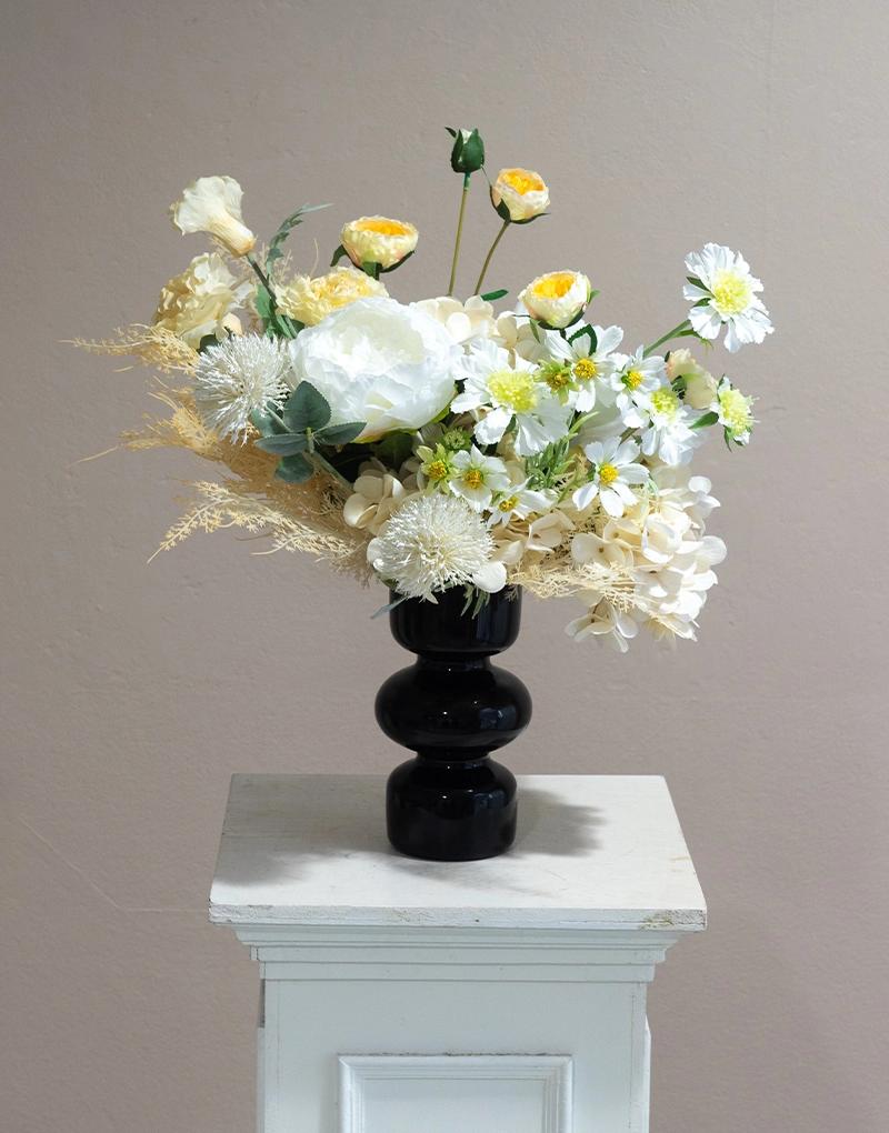 แจกันดอกไม้ประดิษฐ์ CF004 ประกอบด้วยดอกไม้โทนสีขาว ครีม และโอลด์โรส บรรจุในแจกันสีดำทรงสวย