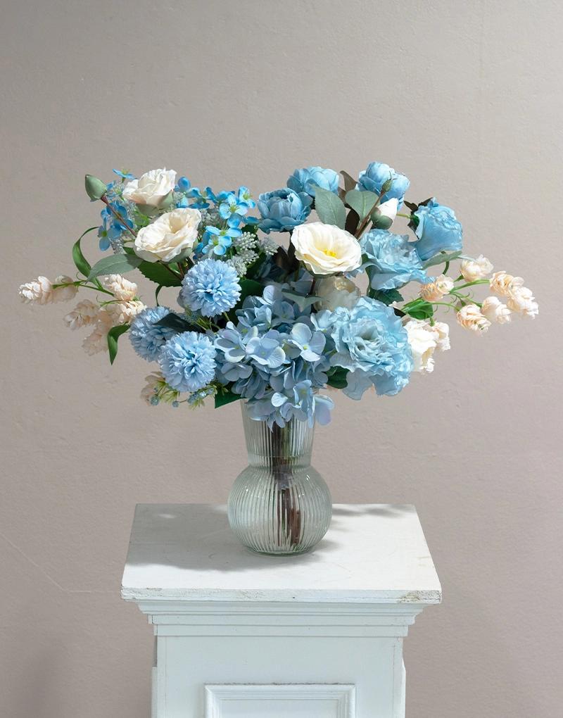 แจกันดอกไม้ประดิษฐ์ CF005 จัดด้วยดอกไม้โทนสีฟ้าขาว บรรจุในแจกันแก้วกลม