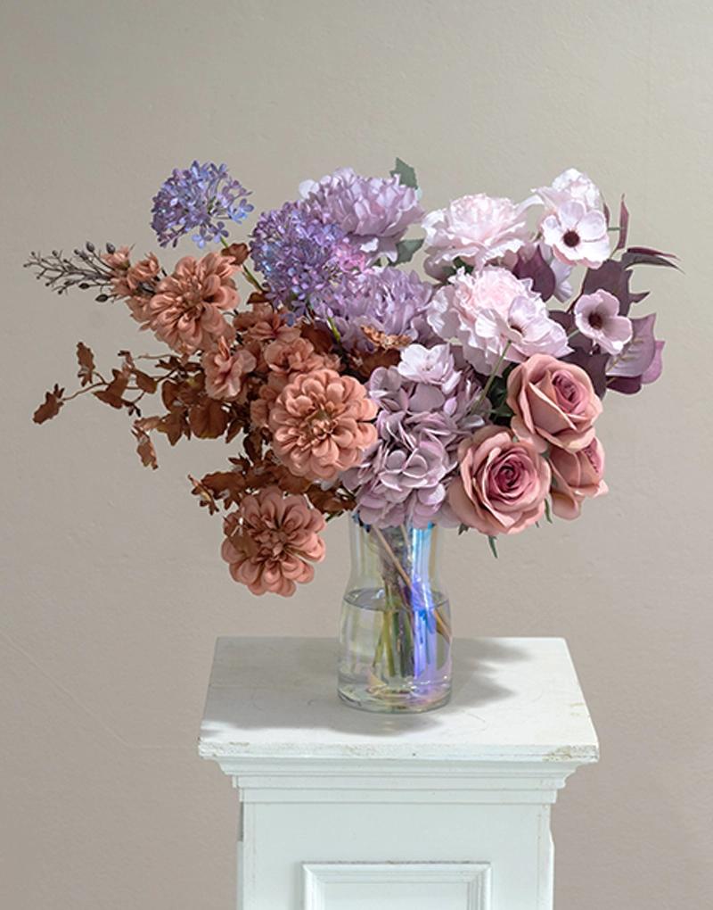แจกันดอกไม้ประดิษฐ์ CF008 จัดด้วยดอกไม้โทนสีม่วงน้ำตาล บรรจุในแจกันแก้วสีรุ้ง