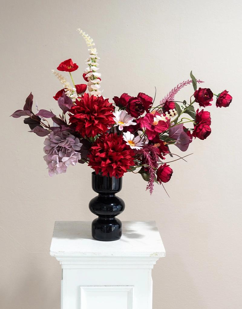 แจกันดอกไม้ประดิษฐ์ CF002 จัดด้วยดอกไม้โทนสีแดงชมพู จัดในแจกันทรงเท่แปลกตา