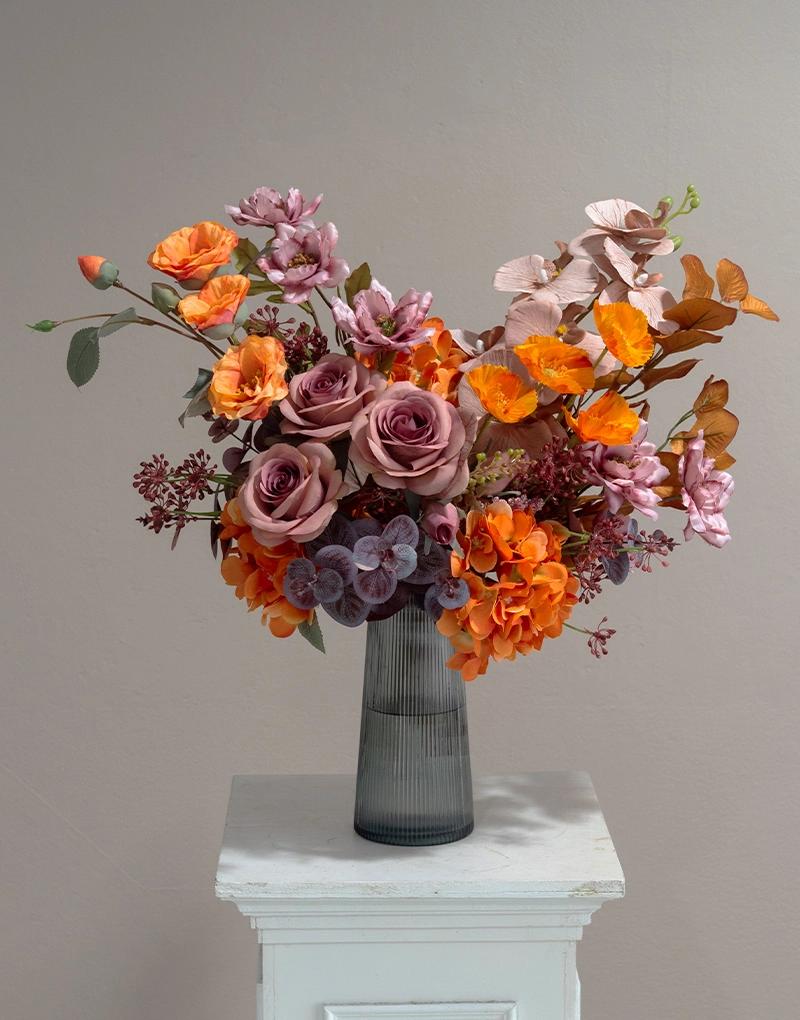 แจกันดอกไม้ประดิษฐ์ CF009 จัดด้วยดอกไม้โทนสีส้มแดงน้ำตาล บรรจุในแจกันแก้วคลื่นขอบทอง