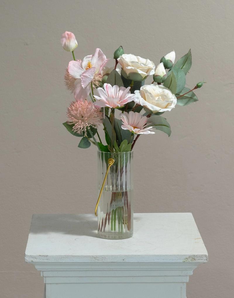แจกันดอกไม้ประดิษฐ์ CF013 จัดด้วยดอกไม้โทนสีชมพูู นำโดยดอกป๊อปปี้ ดอกเบญจมาศ บรรจุลงในแจกันแก้วหูหิ้วสีทอง สไตล์เกาหลี