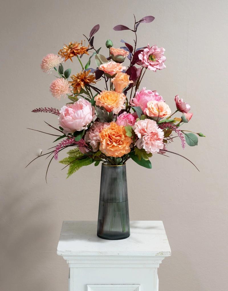 แจกันดอกไม้ประดิษฐ์ CF001 จัดด้วยดอกไม้สีส้มและสีชมพู ใส่แจกันทรงสูง สง่างาม