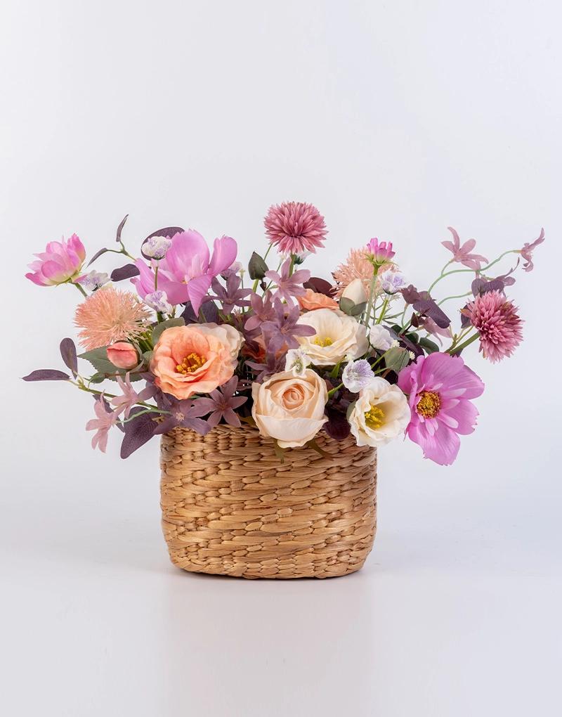 กระเช้าดอกไม้ประดิษฐ์ขนาดกะทัดรัด รหัส BPM003 บรรจุดอกไม้ประดิษฐ์หลายชนิด ทั้งสีส้มอ่อน สีขาว และสีม่วง