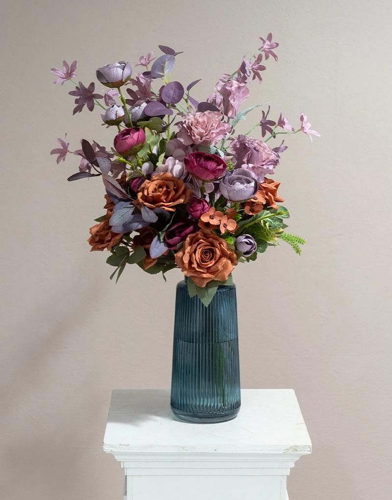แจกันดอกไม้ประดิษฐ์ CF003 จัดด้วยดอกไม้โทนสีม่วงและน้ำตาล บรรจุในแจกันแก้วสีน้ำเงิน