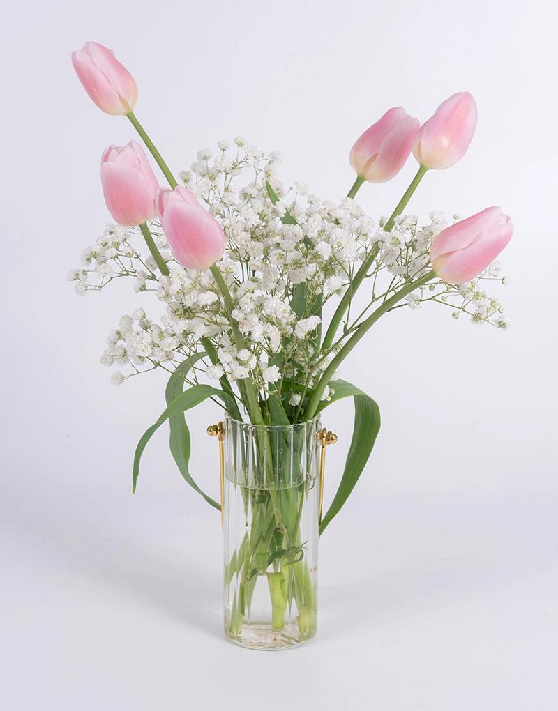 แจกันดอกทิวลิป จากร้าน Love You Flower จัดด้วยดอกทิวลิปสีชมพู เหมาะกับนำไปแต่งบ้าน หรือแทนคำขอโทษ ราคาไม่แพง ส่งฟรี