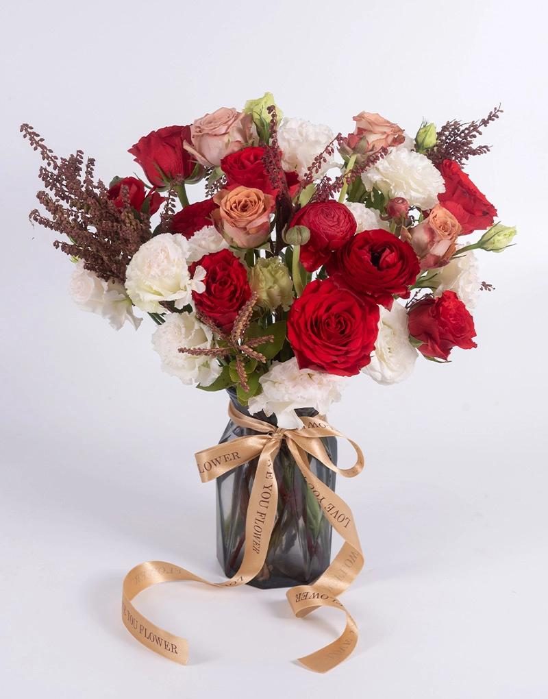 แจกันดอกไม้โทนสีแดงขาว แจกันแสดงความยินดี หรือแทนคำขอบคุณ ของร้าน Love You Flower ส่งฟรี กทม และ นนทบุรี