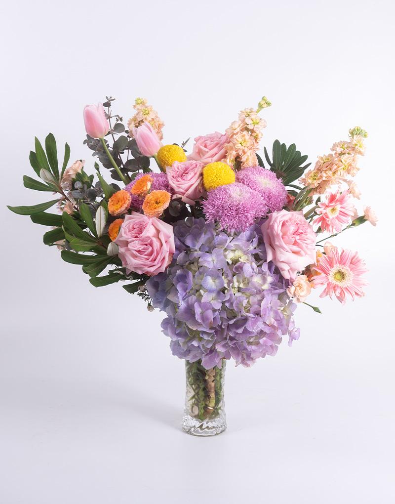แจกันดอกไม้โทนสีชมพูม่วง แจกันขนาดใหญ่มอบให้ผู้ใหญ่ หรือให้คนแฟน เพิ่มความสดชื่นแก่ผู้รับได้ สวยงาม จากร้าน Love You Flower