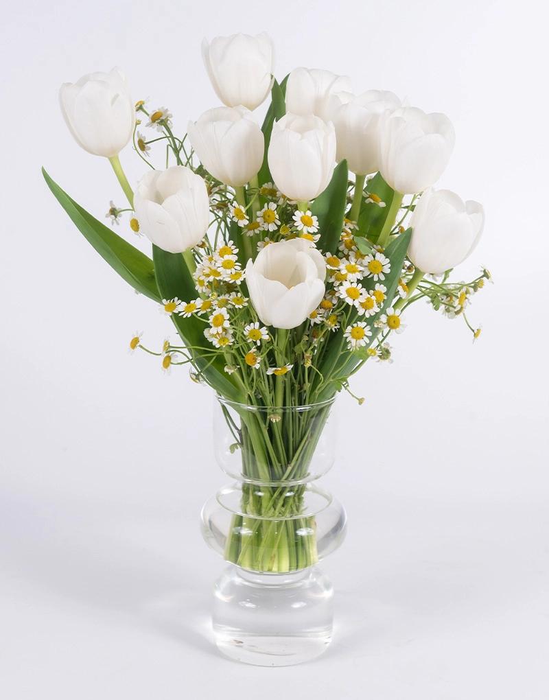 เติมความสุขด้วยแจกันดอกทิวลิปสีขาว แจกันดอกไม้น่ารักๆ แจกันแต่งบ้าน จากร้าน Love You Flower ส่งฟรี กทม และ นนทบุรี