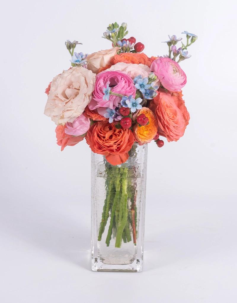 แจกันดอกกุหลาบสีสดใส ของ Love You Flower แจกันแต่งบ้าน หรือมอบให้ในโอกาสสำคัญ เช่น เยี่ยมผู้ป่วย วันเกิด แสดงความยินดี ส่งฟรี