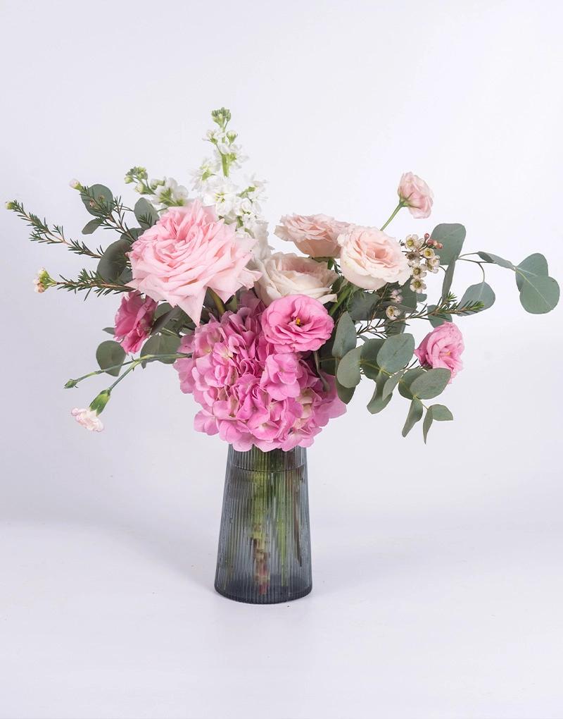 แจกันดอกไม้โทนสีชมพู Love You Flower ประกอบด้วยดอกสต็อค ดอกไฮเดรนเยีย ดอกกุหลาบสีชมพู เหมาะกับแสดงความยินดี หรือเยี่ยมไข้