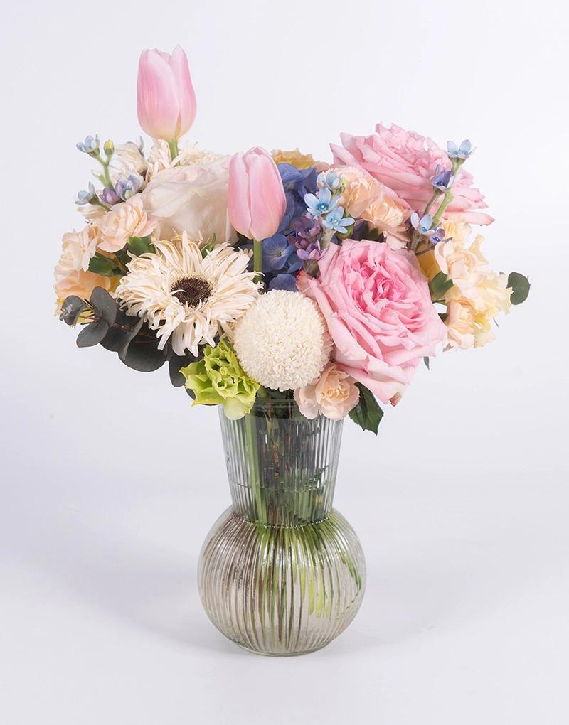 แจกันดอกไม้หลายชนิด โทนสีพาสเทล พร้อมเป็นตัวแทนความรู้สึกดีของคุณได้ทุกโอกาส จากร้าน Love You Flower ส่งฟรี