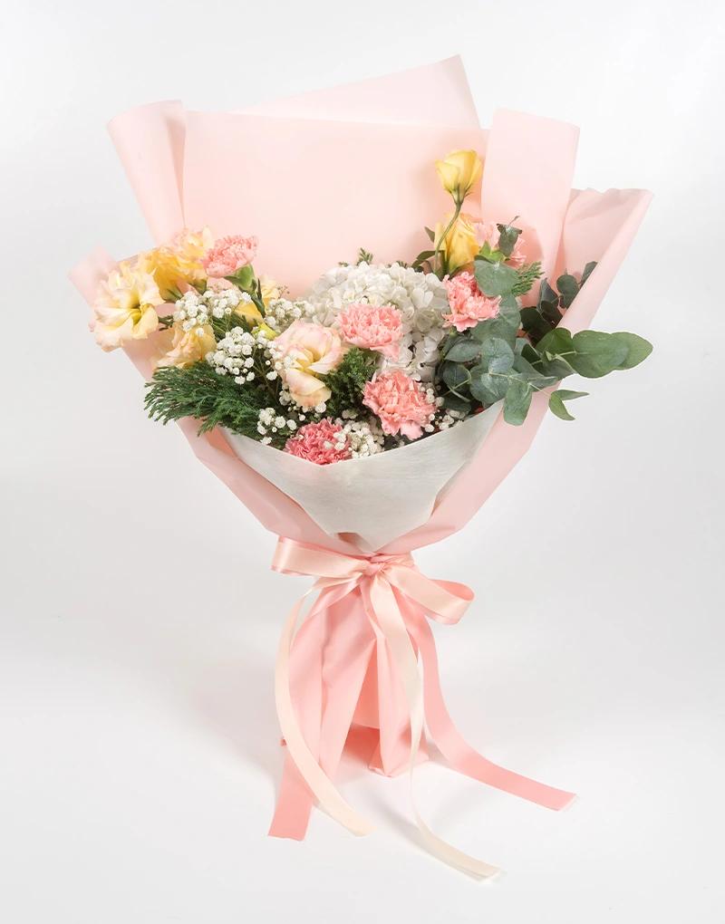 ช่อดอกไม้โทนสีขาว ชมพู โดดเด่นด้วยดอกไฮเดรนเยียสีขาว พร้อมแล้วกันการส่งความรู้สึกดี ๆ ให้เพื่อนในงานรับปริญญา ส่งฟรี กทม.