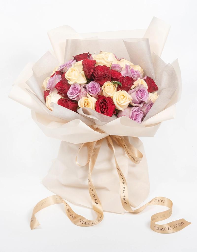 ช่อดอกกุหลาบ 3 สี 50 ดอก เหมาะสมกับให้คนพิเศษในวันสำคัญ เช่น ขอหมั้น หรือแต่งงาน สั่งออนไลน์ ส่งฟรีกทม. และนนทบุรี ใน 4 ชม.
