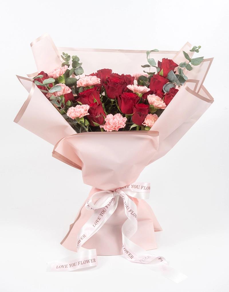 ช่อกุหลาบสีแดง จำนวน 18 ดอก แซมคาร์เนชันสีชมพู เหมาะให้คนรัก และโอกาสแสดงความยินดี เปิดร้าน Even ส่งฟรี กทม. ใน 4 ชั่วโมง