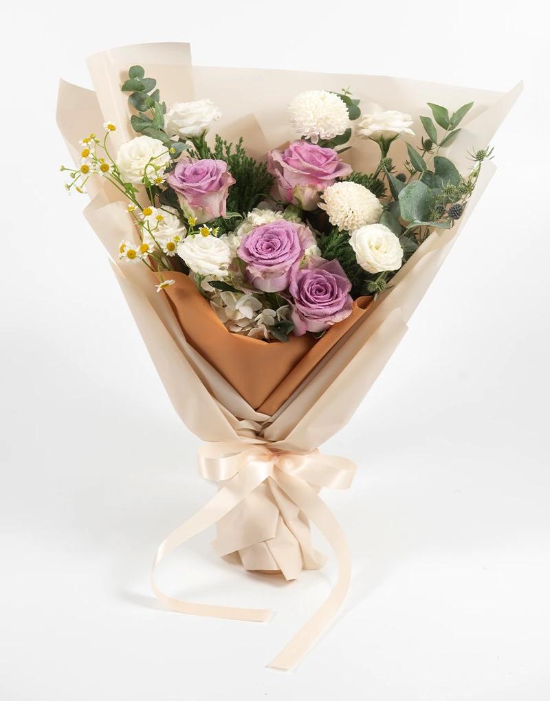 ช่อดอกกุหลาบสีม่วง และตกแต่งด้วยดอกไม้สีขาวหลายชนิด ส่งฟรี แทนคำปลอบโยน มอบกำลังใจ และแสเงความยินดี ส่งด่วน 4 ชั่วโมง 