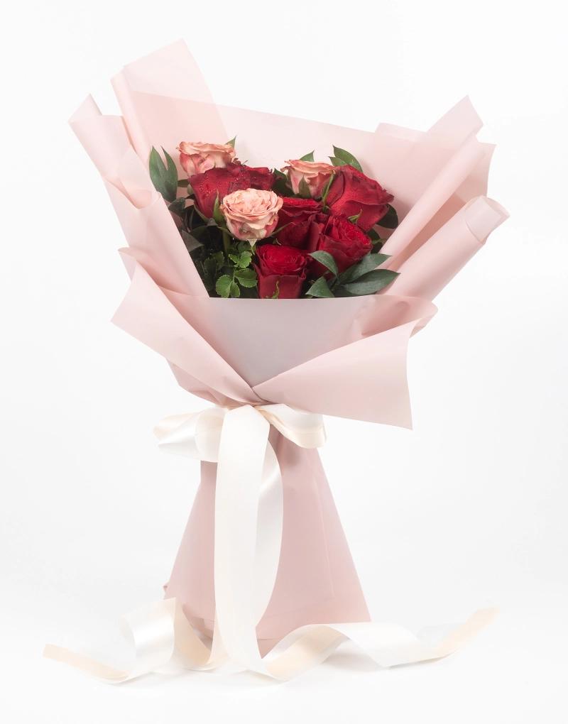 ช่อดอกกุหลาบทูโทน จัดด้วยกุหลาบสีแดงและชมพู เหมาะให้คนรักในวันครบรอบ ขอแต่งงาน แทนคำขอโทษ ราคาไม่แพง ส่งฟรี กทม. และนนทบุรี