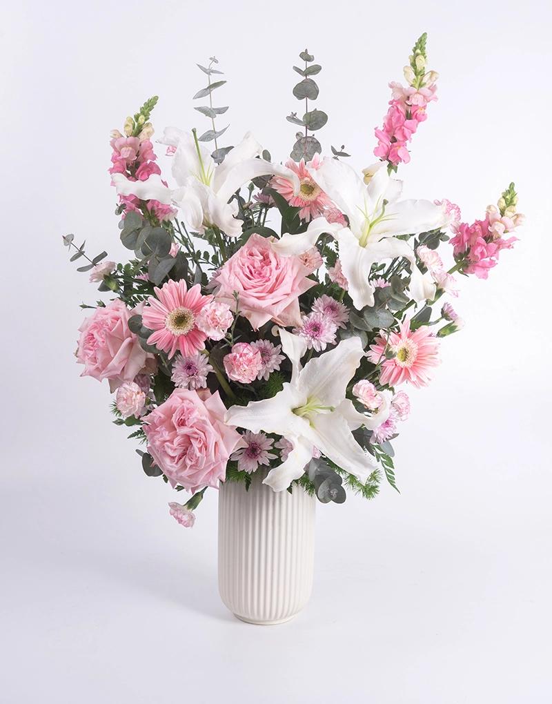 แจกันโทนสีชมพู-ขาว โดดเด่นด้วยดอกกุหลาบสีชมพู สต๊อค และดอกลิลลี่สีขาวที่จะเปลี่ยนวันธรรมดาให้พิเศษกว่าที่เคยจัดในแจกันสีขาว