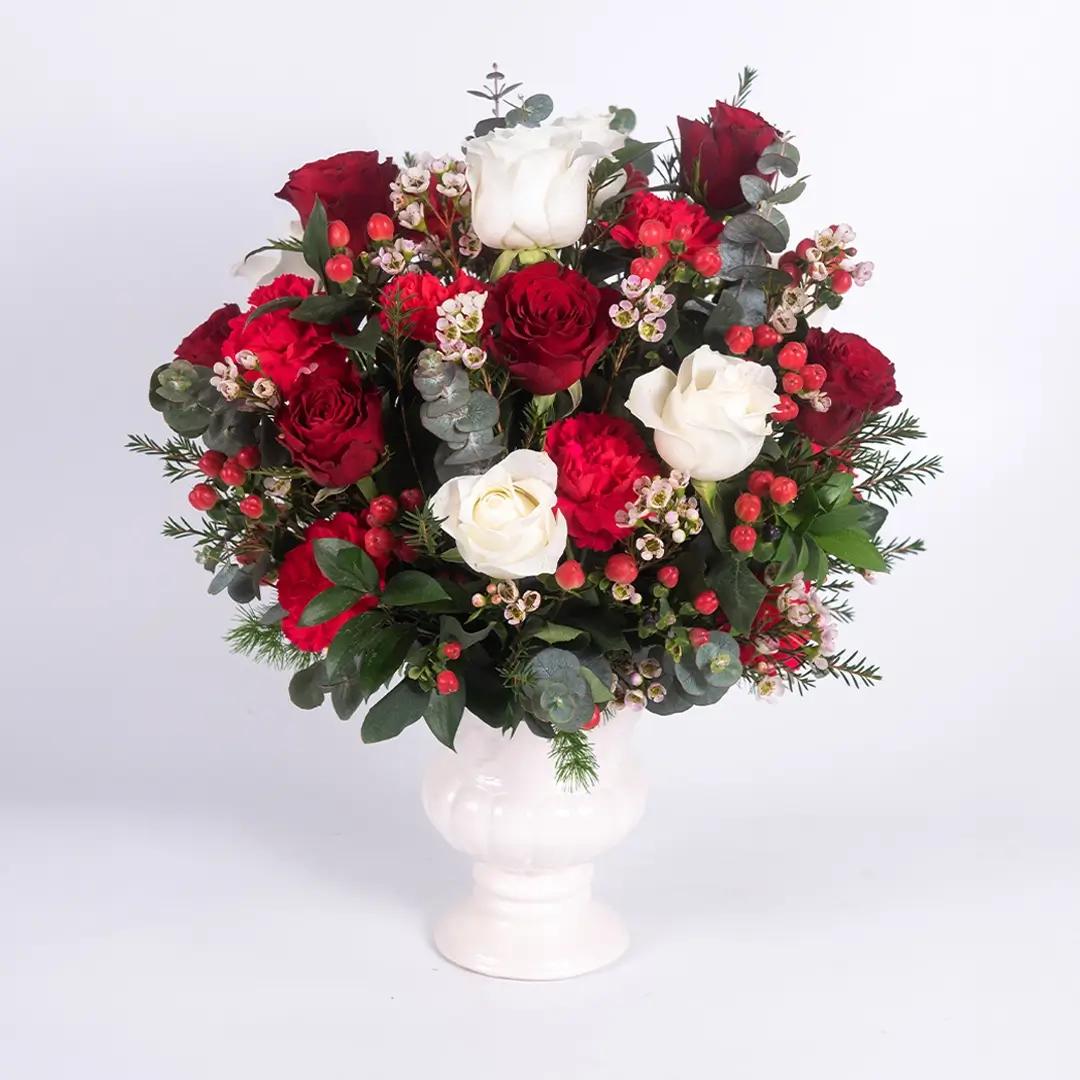 แจกันดอกกุหลาบ ประกอบไปด้วยดอกกุหลาบสีขาวและสีแดง ดอกคาร์เนชันสีแดง จัดในแจกันสีขาว