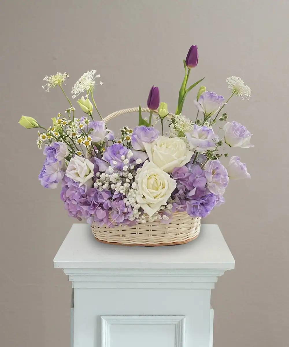กระเช้าดอกไม้สดโทนสีม่วงและขาว จัดในกระเช้าสานสีขาว