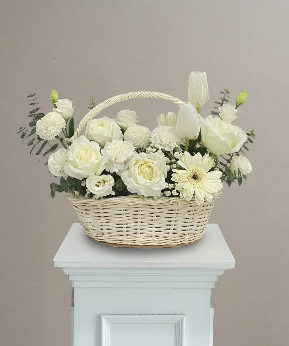 กระเช้าดอกไม้สดโทนสีขาวและเขียว จัดในกระเช้าสานสีขาว
