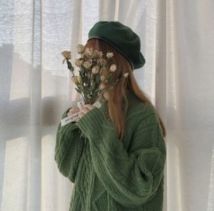 ถ่ายรูปเสื้อเขียวพร้อมดอกไม้