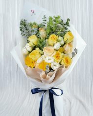 ช่อดอกไม้โทนสีเหลือง จัดด้วยดอกไม้หลายชนิด ผูกริบบิ้นสีน้ำเงิน