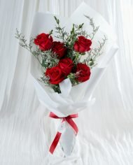 ช่อดอกกุหลาบแดง 6 ดอก ห่อกระดาษสีขาว ผูกริบบิ้นสีแดง