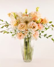 แจกันดอกไม้สด ใช้ดอกไม้โทนสีพีช เช่น ไลเซนทัส กุหลาบ