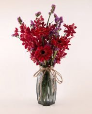 แจกันดอกไม้สีแดง จัดด้วยดอกม็อคคาร่า สแตติส และเยอบีร่า