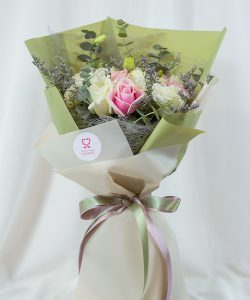 ช่อดอกกุหลาบสีขาวและสีชมพู รหัส A159 ห่อกระดาษสีเขียว
