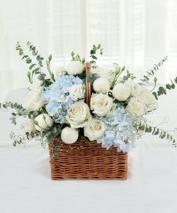 กระเช้าดอกไม้สด จัดด้วยดอกกุหลาบขาวและไฮเดรนเยีย