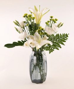 แจกันดอกลิลลี่สีขาว 2 ดอก และดอกไลเซนทัส 7 ดอก