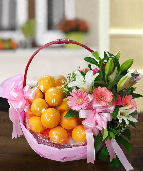 กระเช้าผลไม้ บรรจุส้ม ตกแต่งด้วยดอกเยอบีร่า ดอกลิลลี่